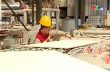Người lao động hăng say làm việc trong Ngày Quốc tế Lao động