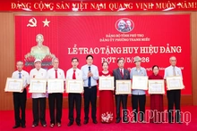 Đảng bộ phường Thanh Miếu trao Huy hiệu Đảng đợt 19/5