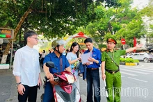 Công an phường Xuân Hòa lan tỏa hình ảnh đẹp giữa mùa thi