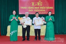 Trao tặng Huy hiệu Đảng cho 12 đảng viên Đảng bộ xã Hương Cần