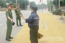 Hiểm họa từ việc phơi rơm rạ, nông sản trên đường giao thông