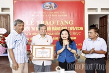 Trao Huy hiệu 70 năm tuổi Đảng cho đảng viên lão thành cách mạng
