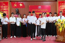 Kết nạp Đảng cho 19 học sinh Trường Phổ thông Dân tộc nội trú THPT Hòa Bình
