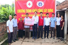Trao hỗ trợ xây dựng nhà chữ thập đỏ và khám bệnh, tư vấn sức khỏe, cấp thuốc miễn phí cho đối tượng chính sách