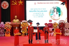 Trao bằng tốt nghiệp và quyết định tuyển dụng việc làm cho sinh viên