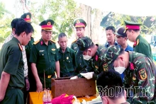 Lấy mẫu hài cốt liệt sĩ tại Nghĩa trang liệt sĩ Thanh Vân, xã Thanh Ba