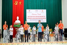 Trao tặng xe đạp cho học sinh có hoàn cảnh khó khăn tại xã Thung Nai
