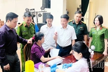 Thu nhận mẫu ADN thân nhân liệt sĩ tại khu vực Cao Phong