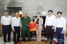 Phó Bí thư Tỉnh ủy,&nbsp;Chủ tịch Ủy ban MTTQ tỉnh&nbsp;thăm, tặng quà gia đình người có công tiêu biểu tại xã Thung Nai