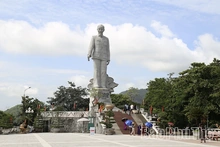 Tượng đài trong lòng Đất Tổ