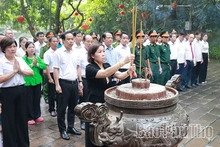 Dâng hương, hoa kỷ niệm 64 năm Bác Hồ về thăm&nbsp; Đền Hùng