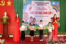 Học sinh nô nức tựu trường chào đón năm học mới