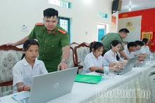 Công an xã Hùng Việt đồng hành cùng em khám phá tri thức số - Vững bước tương lai