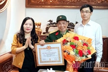 Trao Huy hiệu 70 năm tuổi Đảng tặng đảng viên Nguyễn Chí Phương