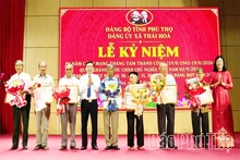 Xã Thái Hòa kỷ niệm 81 năm Cách mạng Tháng Tám và trao Huy hiệu Đảng đợt 2/9