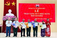 93 đảng viên xã Bình Phú được trao tặng Huy hiệu Đảng