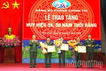 Trao Huy hiệu Đảng tặng các đảng viên Đảng bộ Phòng Chính trị - Đảng bộ Quân sự tỉnh