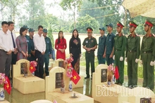 Lấy mẫu hài cốt liệt sĩ chưa xác định thông tin&nbsp;tại xã Chí Tiên