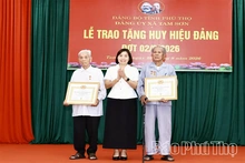 Trao Huy hiệu Đảng tặng 89 đảng viên Đảng bộ xã Tam Sơn