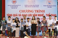 Chương trình “Vòng tay ấm áp - Thắp sáng nụ cười” trao 21 suất quà tặng học sinh mồ côi
