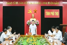 Phó&nbsp;Chủ tịch UBND tỉnh Vũ Việt Văn nghe báo cáo về&nbsp;các dự án khu&nbsp;đô thị,&nbsp;nhà ở tại phường&nbsp;Việt Trì, Xuân Hòa