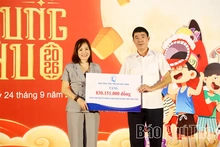 Trao 100 suất học bổng và 690 suất quà Trung thu cho trẻ em có hoàn cảnh khó khăn xã Văn Miếu