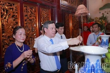 Dâng hương, báo công các Vua Hùng về thành tích học tập, rèn luyện năm học 2025-2026