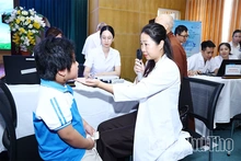 Khám sàng lọc cho hơn 220 trẻ em khuyết tật có hoàn cảnh khó khăn
