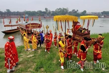 Tục lấy “nước thiêng” nơi ngã ba Hạc