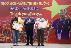 VFF tri ân HLV Park Hang Seo và trợ lý Lee Young Jin
