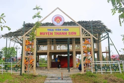 Dựng trại văn hóa chuẩn bị cho Giỗ Tổ Hùng Vương