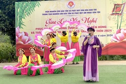 Sôi nổi văn nghệ quần chúng tại Hội trại văn hóa