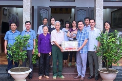 Phù Ninh: Thăm, tặng quà các gia đình văn hoá tiêu biểu năm 2024