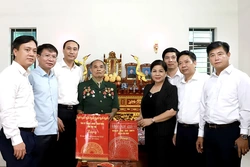 Phó Bí thư Thường trực Tỉnh uỷ Phùng Khánh Tài thăm, tặng quà tại huyện Phù Ninh