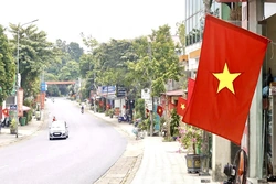 Đẩy mạnh tuyên truyền, cổ động trực quan kỷ niệm 25 năm ngày tái lập huyện Phù Ninh