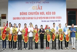 Phù Ninh: Tổ chức giải bóng chuyền hơi, kéo co chào mừng Kỷ niệm 25 năm tái lập huyện