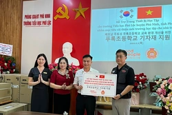 Trao tặng trang thiết bị phòng học cho Trường Tiểu học Phú Lộc