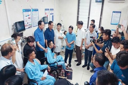 Phó Chủ tịch Quốc hội thăm hỏi, tặng quà nạn nhân vụ sập cầu Phong Châu