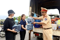 Chung sức, đồng lòng vượt qua lũ dữ