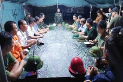 Ấm tình quân dân trong bão lũ