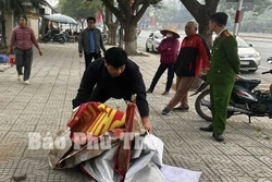 Việt Trì quyết liệt xử lý việc xếp ghế giữ chỗ mua vé và trông giữ xe tự phát