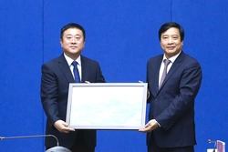 Đoàn công tác huyện Hà Khẩu làm việc tại tỉnh