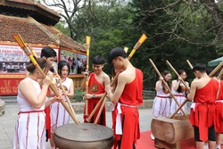 Trình diễn đánh trống đồng, đâm đuống phục vụ Giỗ Tổ Hùng Vương