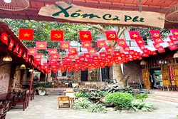 Những quán cafe rực rỡ sắc cờ đỏ