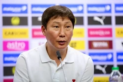 Asian Cup 2027: Huấn luyện viên Kim Sang Sik xin lỗi sau trận thua đậm Malaysia