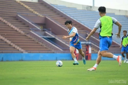 Công Phượng và đồng đội hào hứng tập luyện trên sân vận động Việt Trì