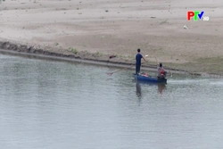 Ngăn chặn tình trạng đánh bắt cá bằng kích điện mùa nước cạn