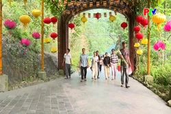 Đông đảo du khách “về với mẫu” Tây Thiên trong dịp nghỉ lễ