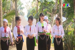 The vibrant patterns of Muong land