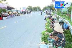 Họp chợ ven đường, tiềm ẩn nguy cơ mất ATGT